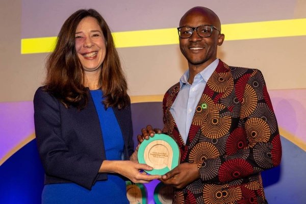 Innocent Tshilombo, founder and CEO of Kakuma Ventures, receiving the 2022 Ashden Award for Humanitarian Energy