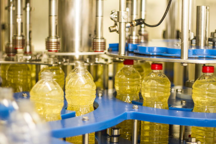 Industrial soybean oil machine bottling.