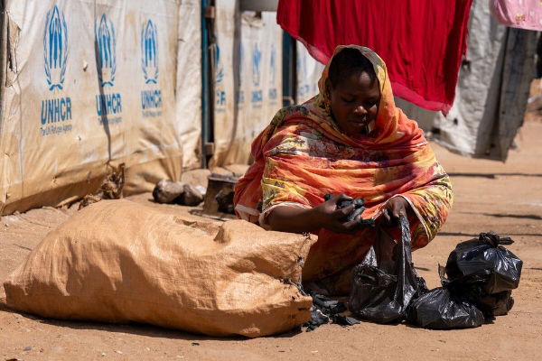 A woman with her belongings fleeing violence in South Sudan